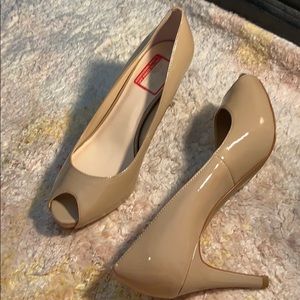 NWT Nude Patent Leather Tahari Open Toe Heels